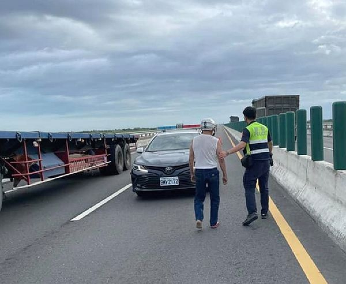 一名迷糊老翁竟將機車逆向騎上快速道路，麥寮所員警獲報立即馳赴現場予以交管警示及協助，並安全將老翁護送返家。