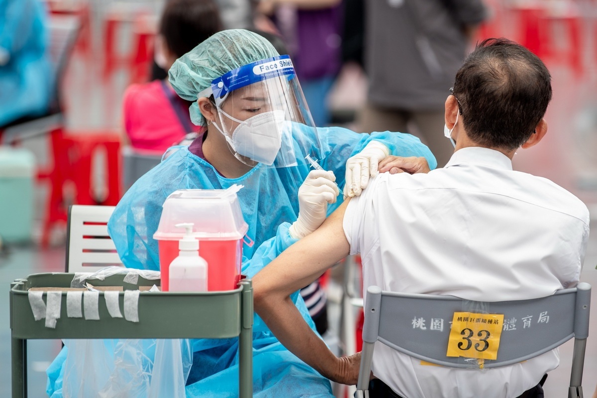 第五輪疫苗接種開打，桃園巨蛋體育館接種站施打情形。