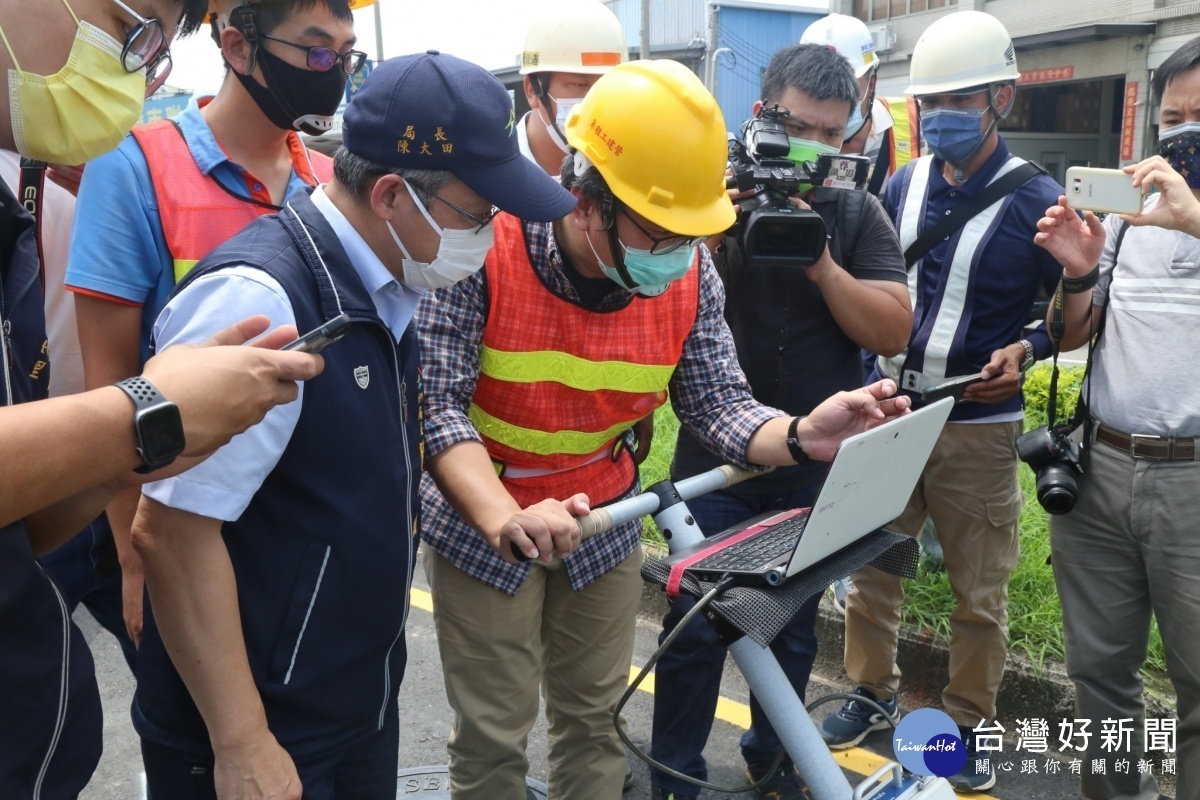 中市府攜研發中心博士 透地雷達健檢文心南路坑洞段