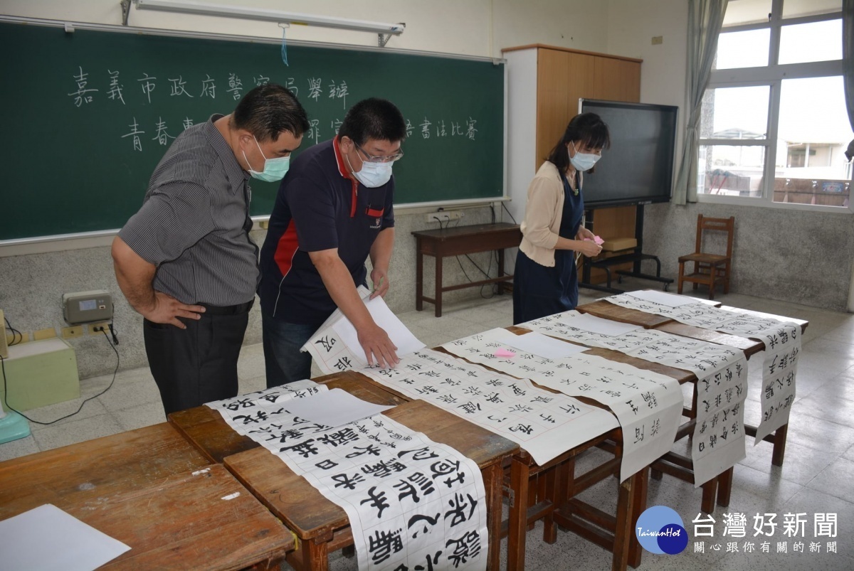 嘉義市警局首屆書法徵件比賽評選過程／陳致愷翻攝