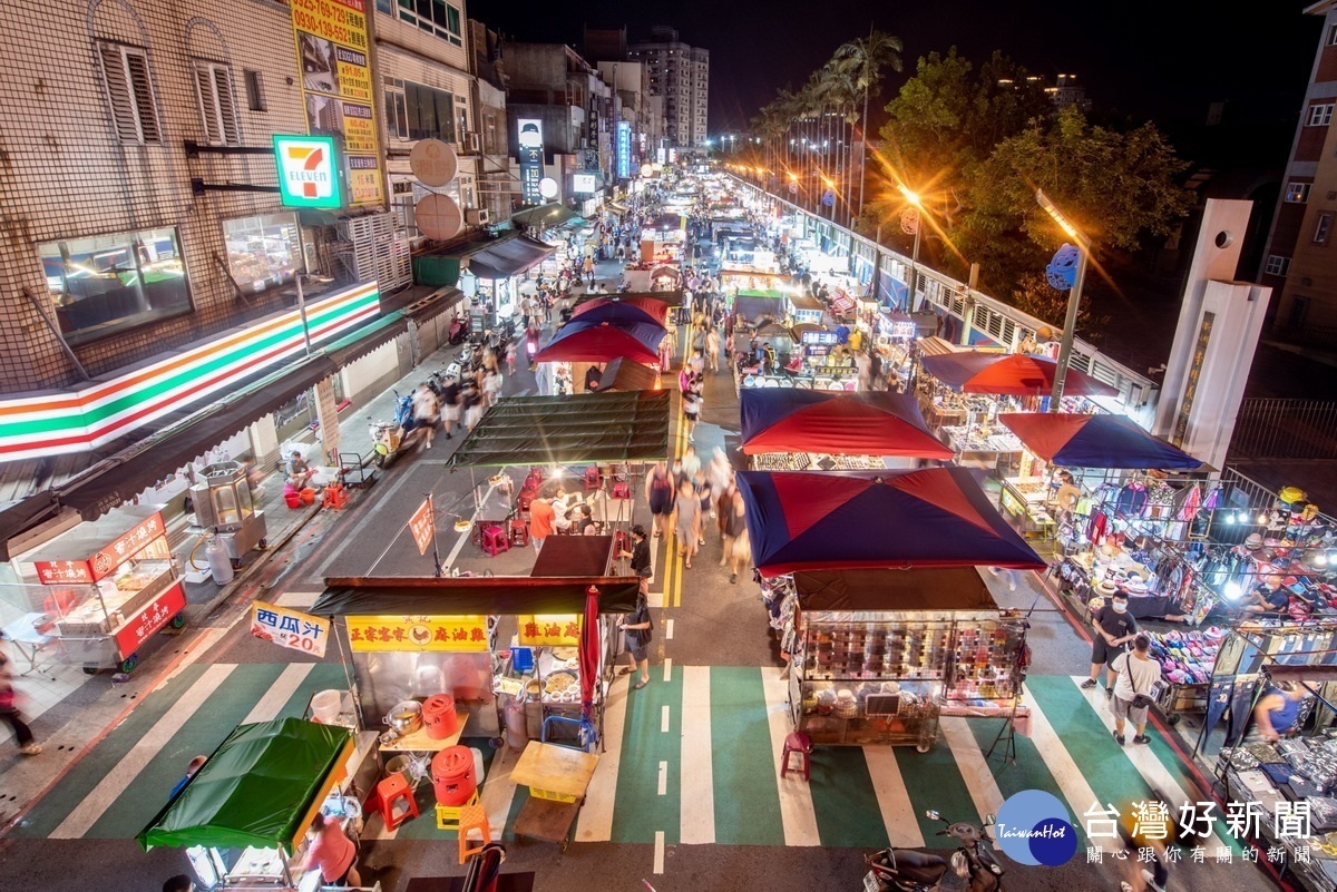 協助產業復甦振興經濟「桃園好市券」開跑，桃園市長前往中壢夜市視察疫後振興情形。