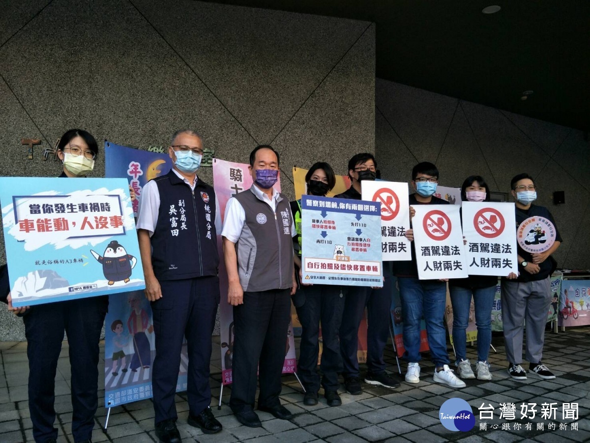 桃園市警察局長陳國進並親自蒞臨桃園展演中心施打站慰問