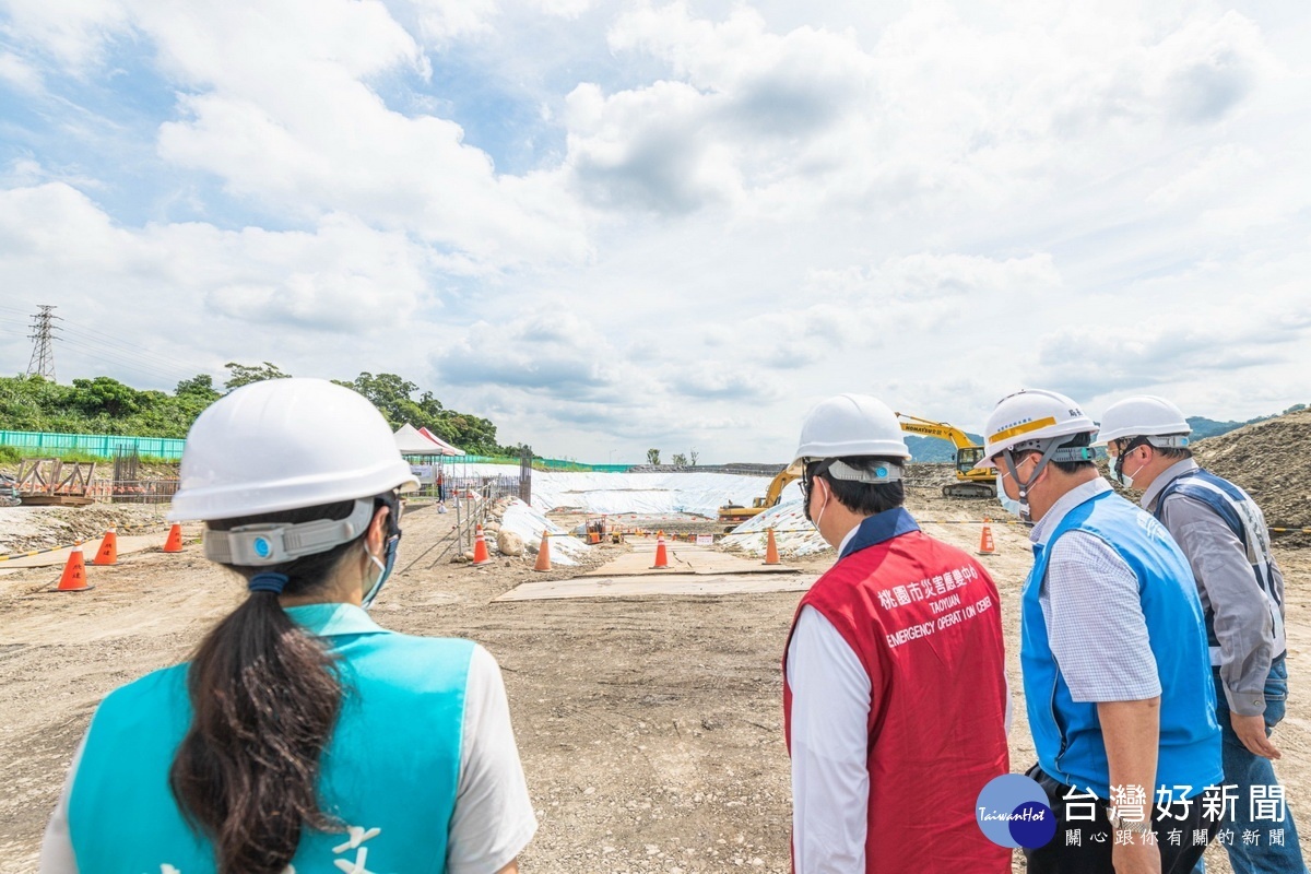 桃園市長鄭文燦在市府水務局長劉振宇同中，前往大溪區視察埔頂水資源回收中心工程進度。