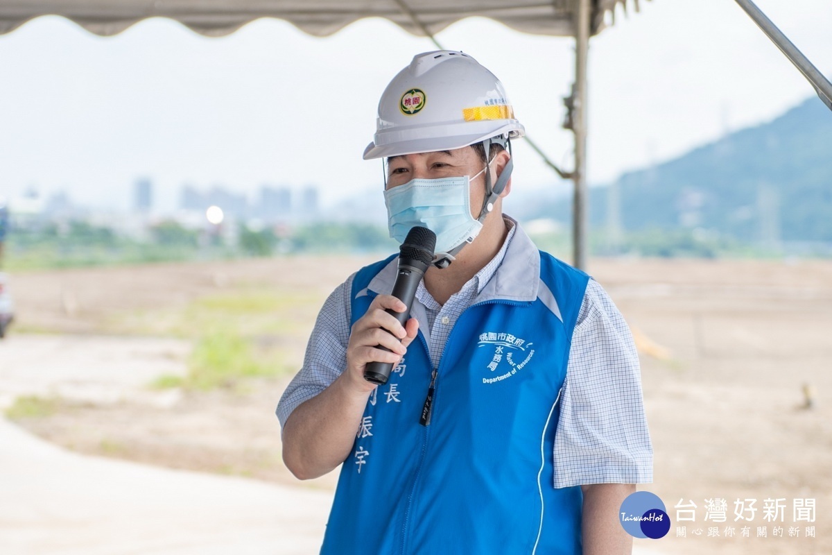 桃園市政府水務局長劉振宇進行大嵙崁親水園區景觀工程相關簡報說明。