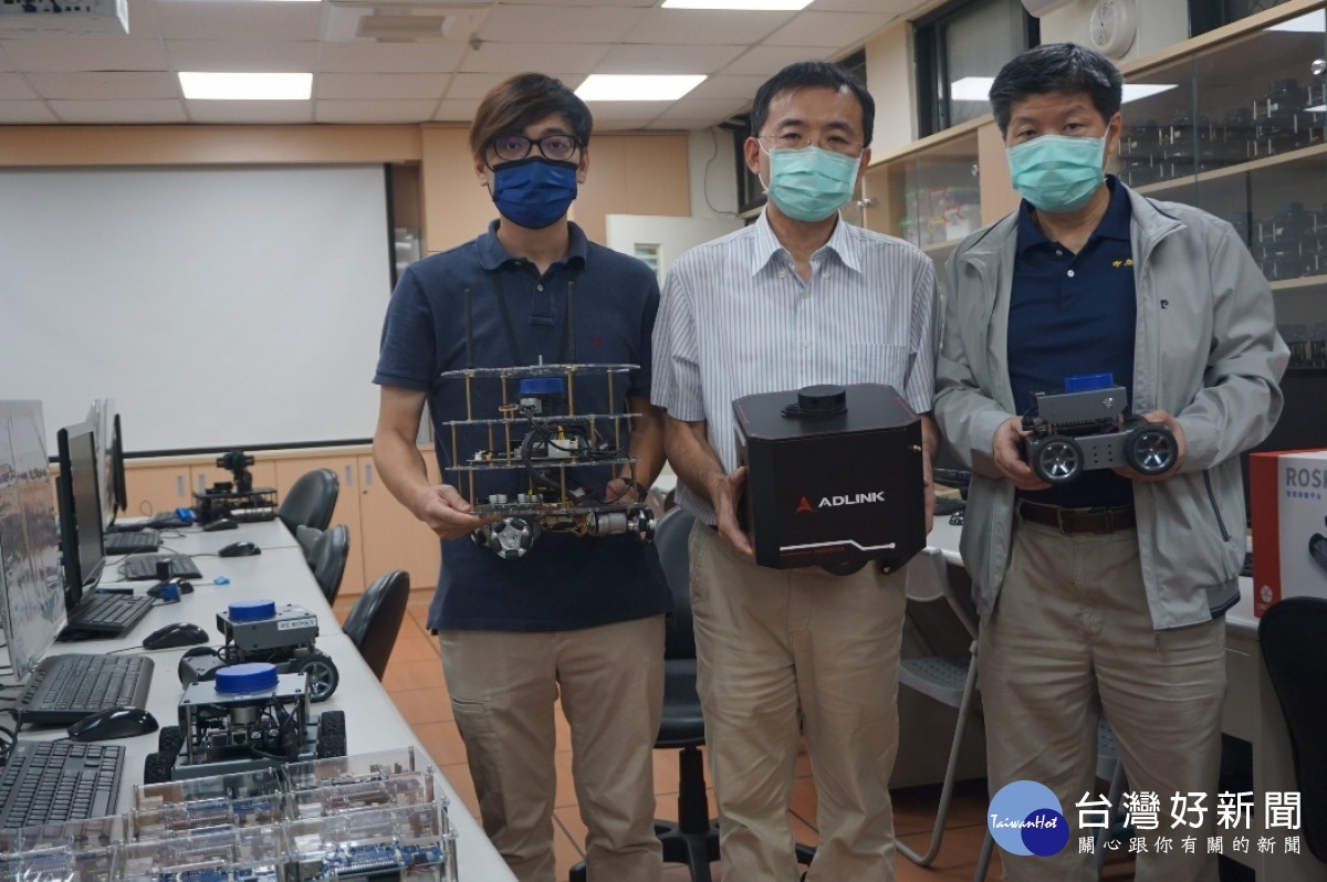 中原大學資訊系打造AI機器人5G專網實驗室，電資學院院長繆紹綱(右一)與師生合影。