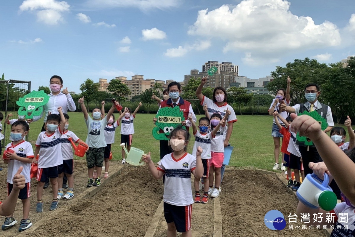 桃園市長鄭文燦視察私立衛斯理幼兒園，與小朋友們進行小農夫體驗活動。