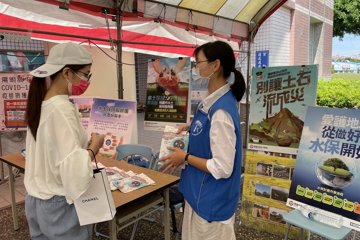 桃園市政府水務局主同仁於陽明高中疫苗接種站，進行水土保持相關知識教育宣導。