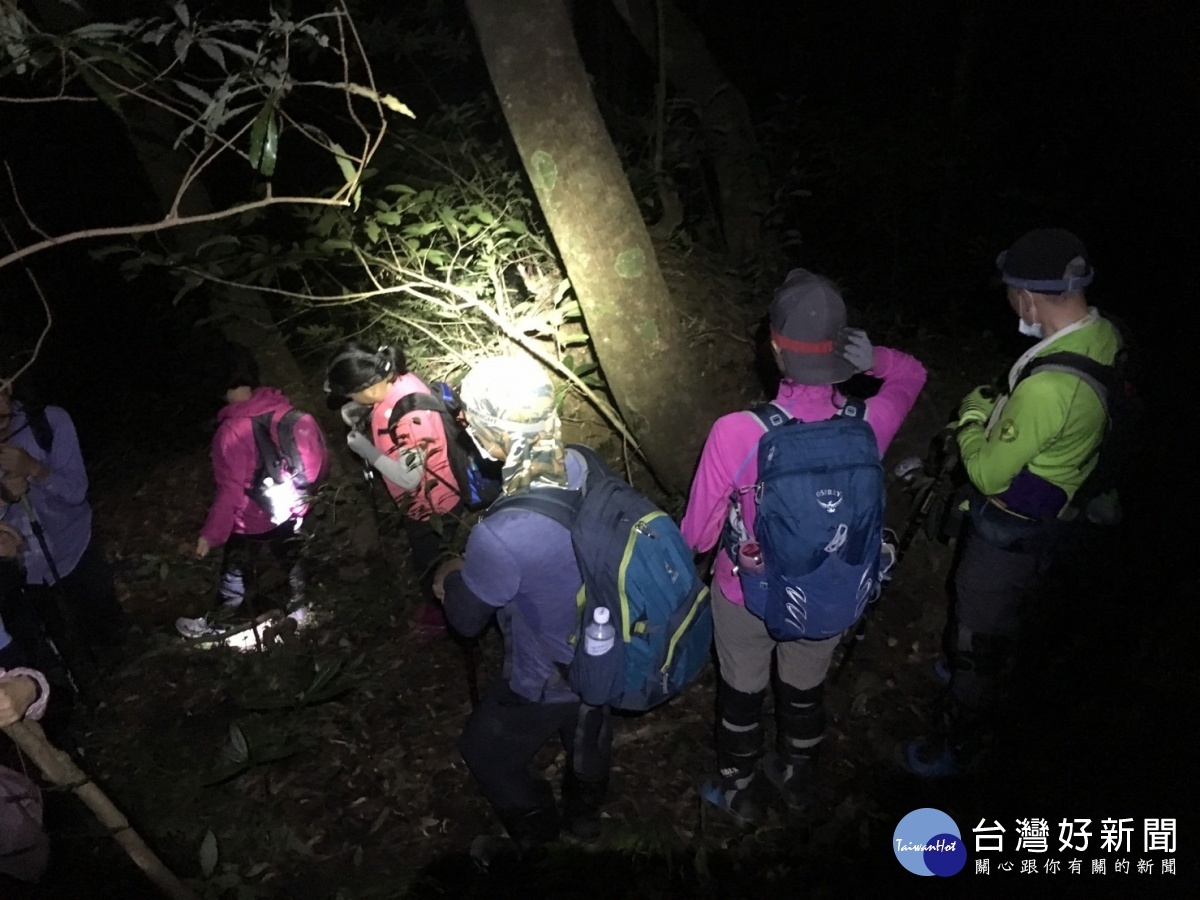 27人組成登山團前往赫威山不慎迷路，警消成功救援