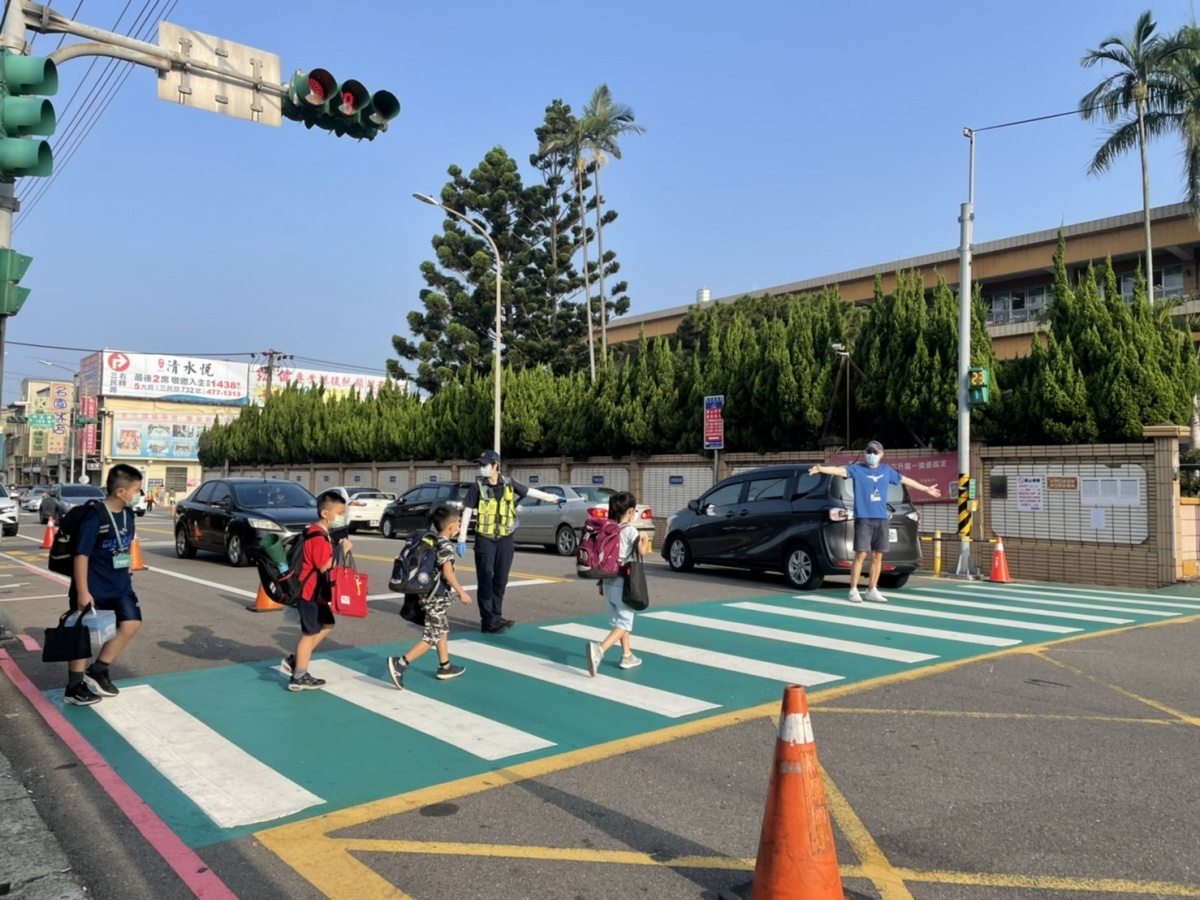 楊梅警方於開學日執行護童勤務，以確保校園周邊交通順暢、治安平穩。