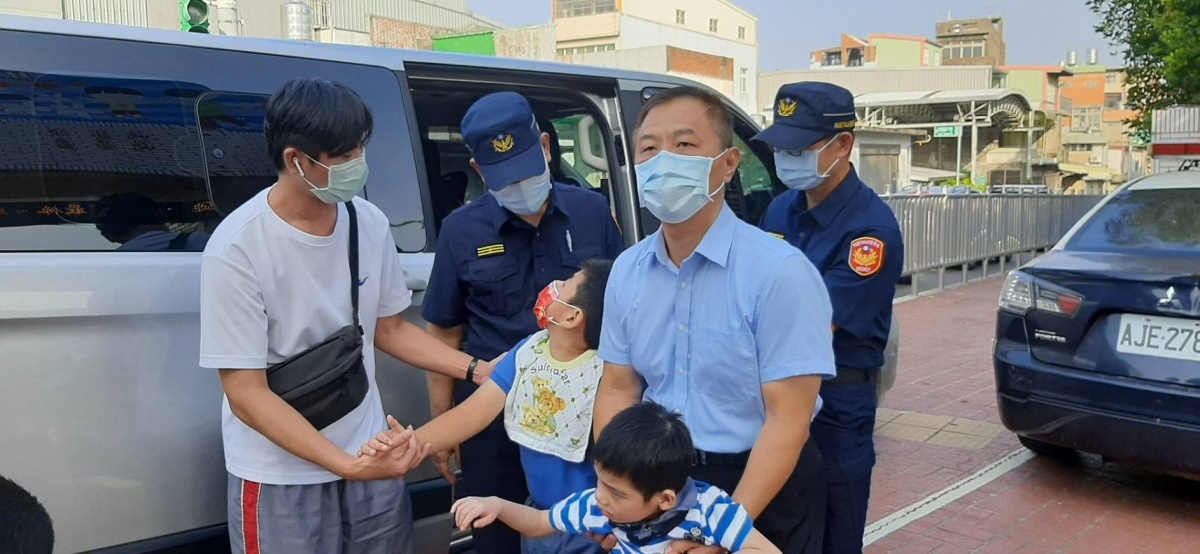 楊梅警方於開學日執行護童勤務，以確保校園周邊交通順暢、治安平穩。