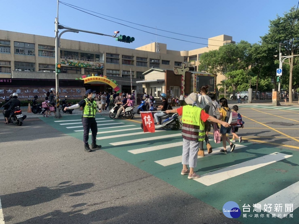 桃園市轄區各分局及交通警察大隊在開學首日特別強化「護童專案」勤務，執行交通疏導勤務