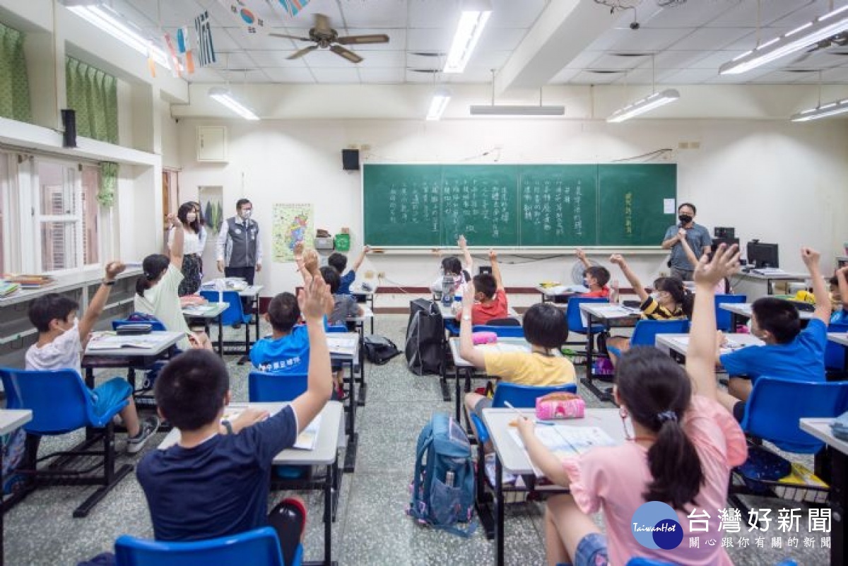 開學首日，市長到教室關心學生上課情形