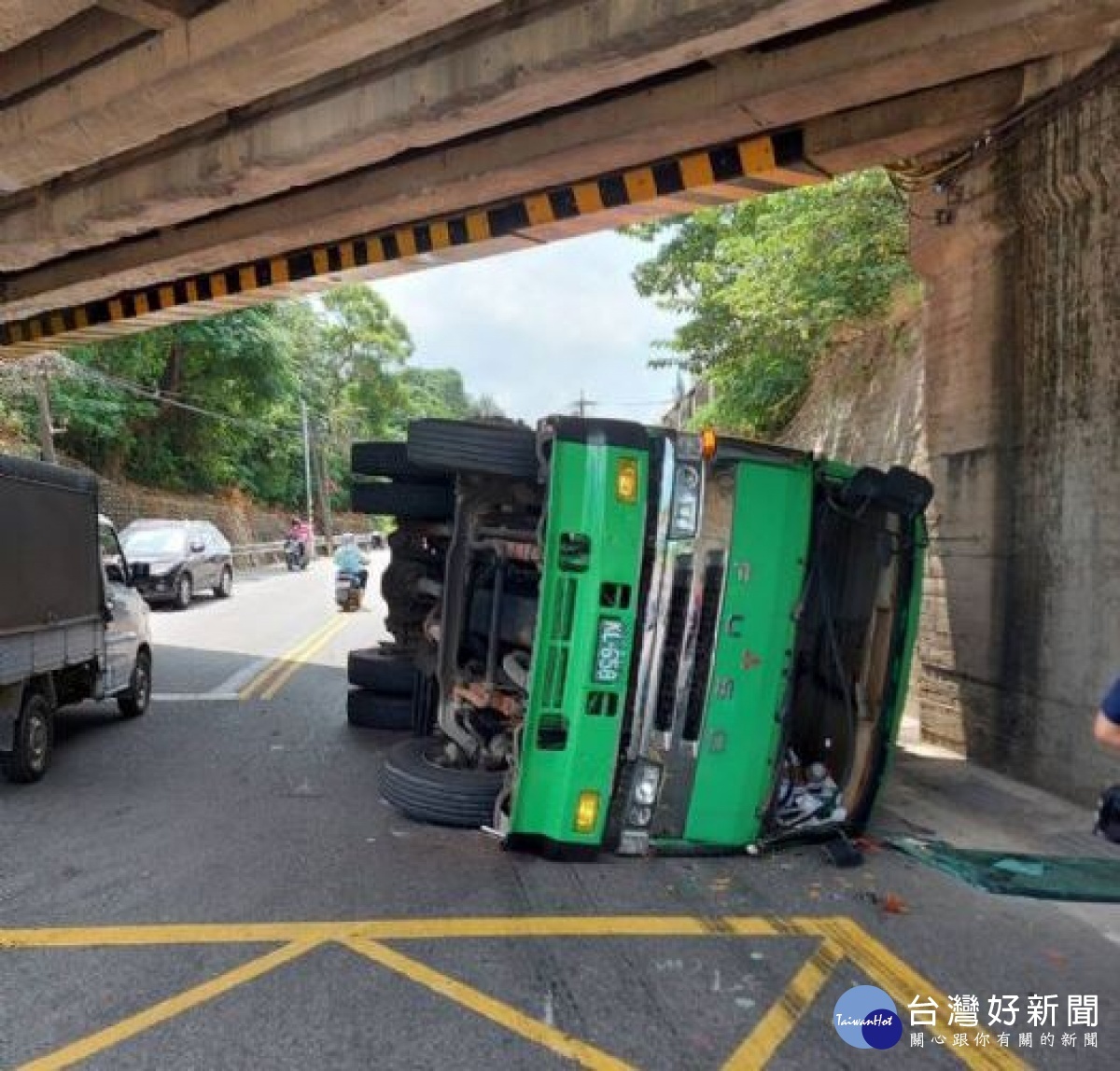 楊梅區楊新路縱貫線鐵道橋下涵洞又傳出貨櫃聯結車翻覆事件。