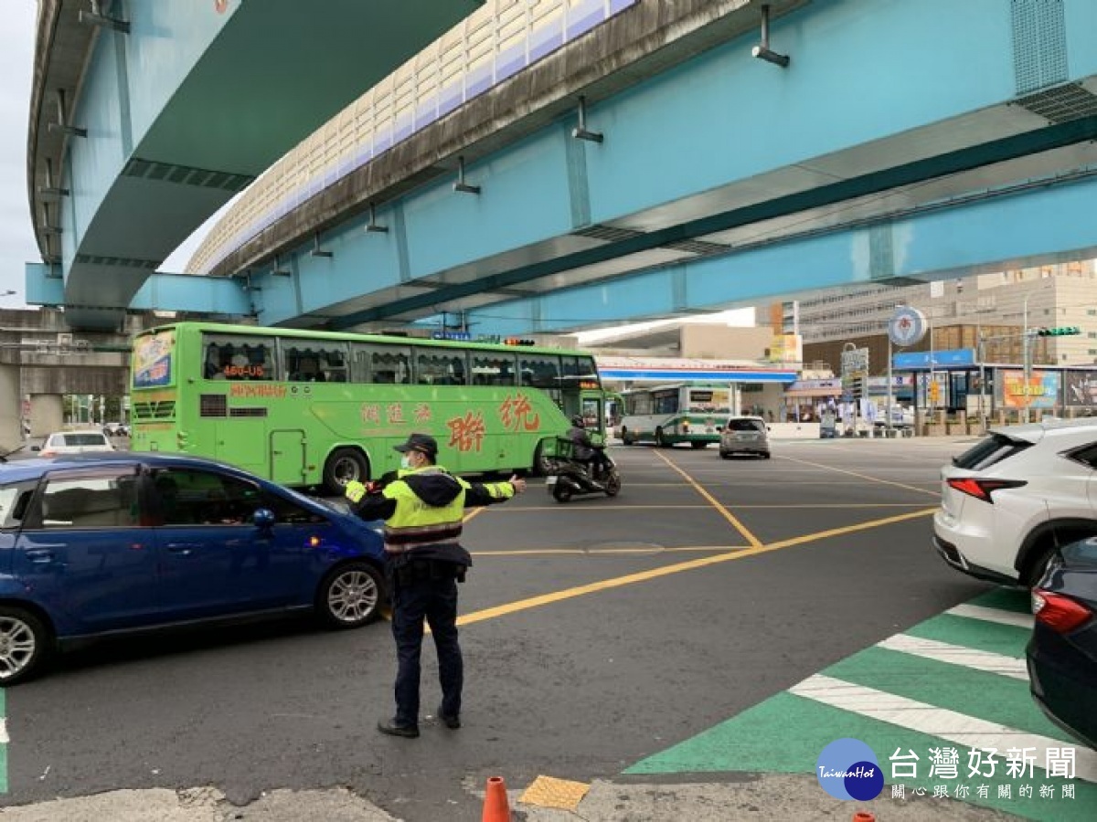 桃園市各警察分局妥適規劃疏導及管制勤務，以維護行車順暢與安全。