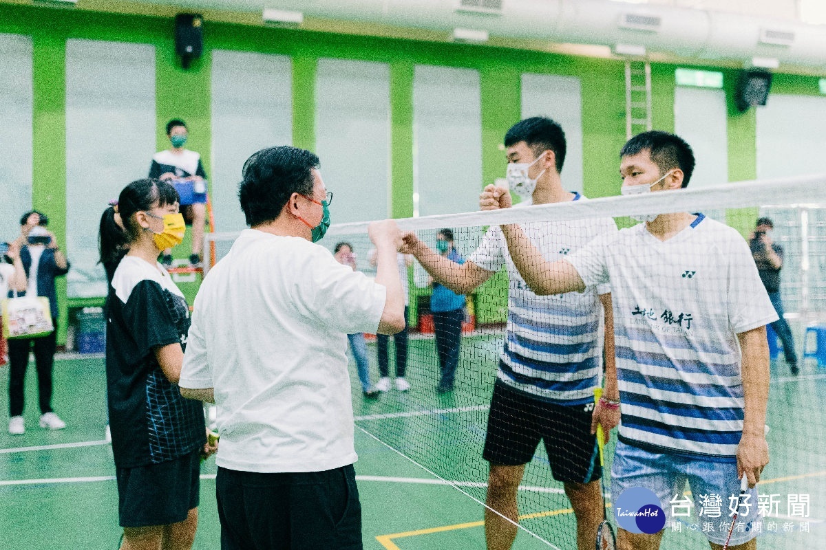 王齊麟、李洋、桃園市長鄭文燦、光明國中羽球隊選手進行友誼賽。