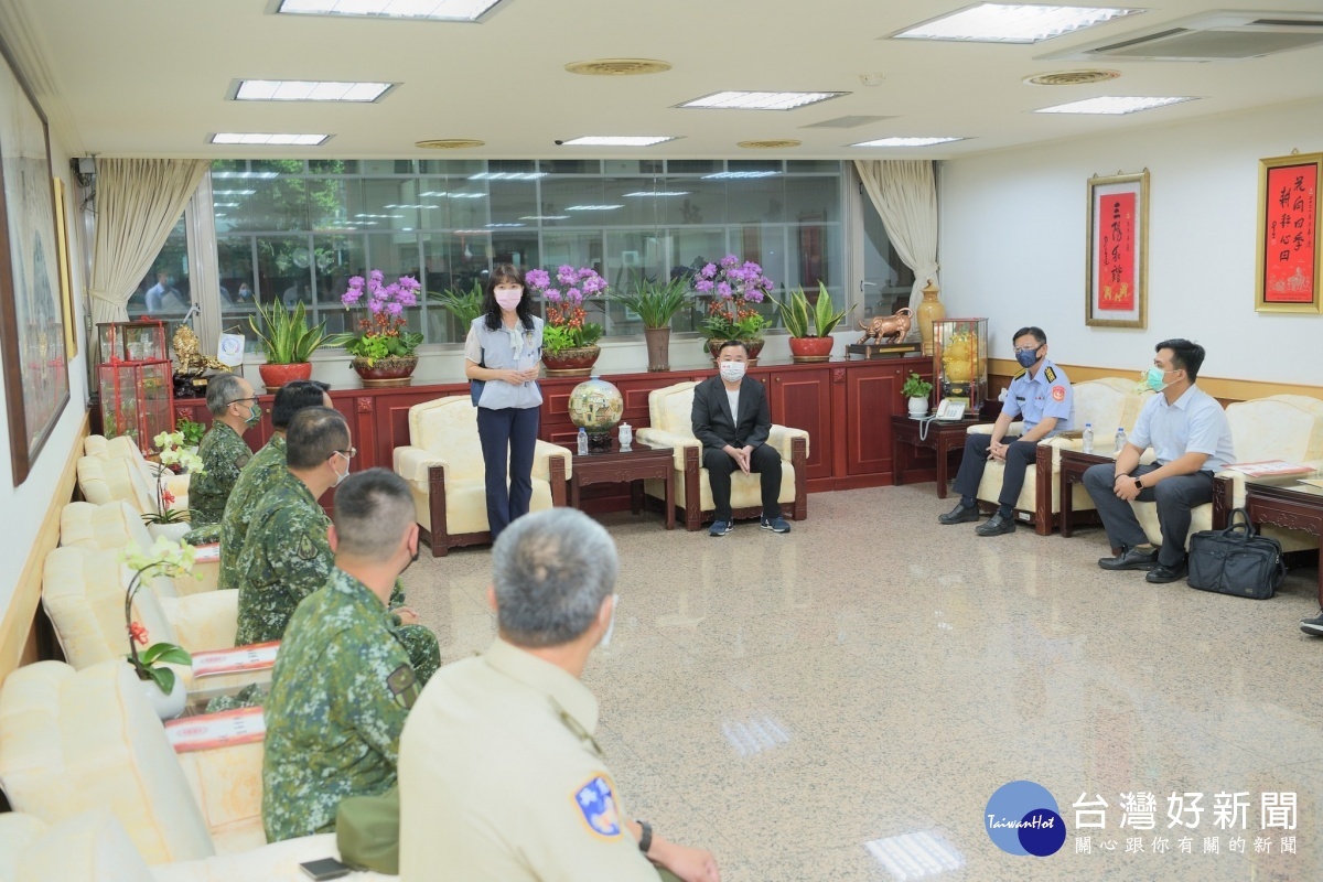 桃園市軍人服務站趙美珠專員介紹出席單位及代表