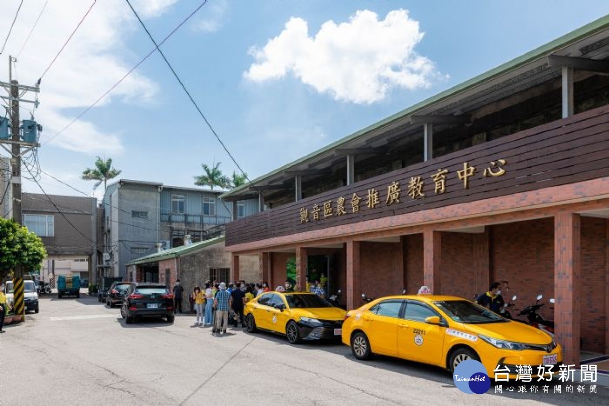 觀音區農會與台灣大車隊合作運送農產品，創造農會及計程車的營收雙贏