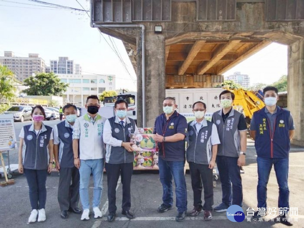 鄭市長中秋前夕送柚子禮盒慰勞辛苦的清潔隊員