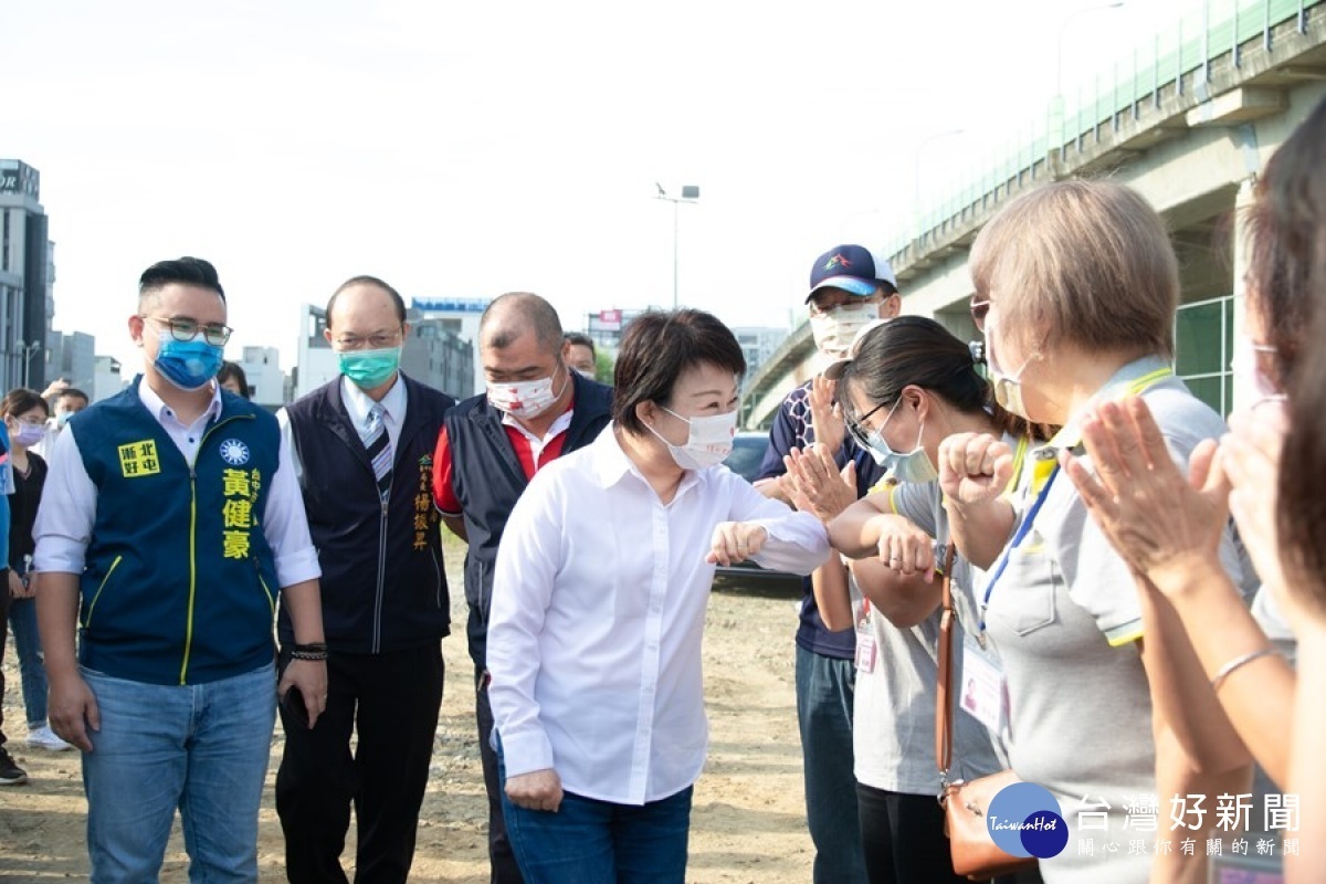 盧市長與當地居民親切互動