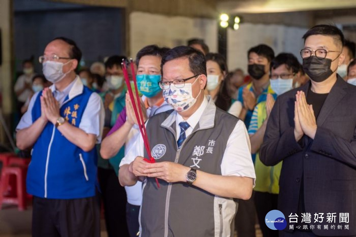 市長和與會來賓參香祈福，祈求工程順利