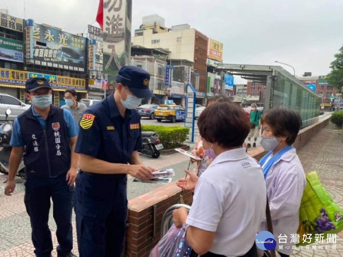 桃市警局於交通安全月首日辦理「路口慢停看、行人停看聽」交通安全宣導活動