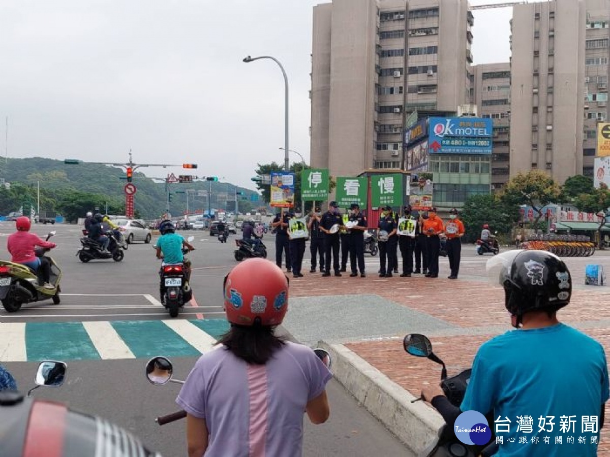 桃市警局於交通安全月首日辦理「路口慢停看、行人停看聽」交通安全宣導活動