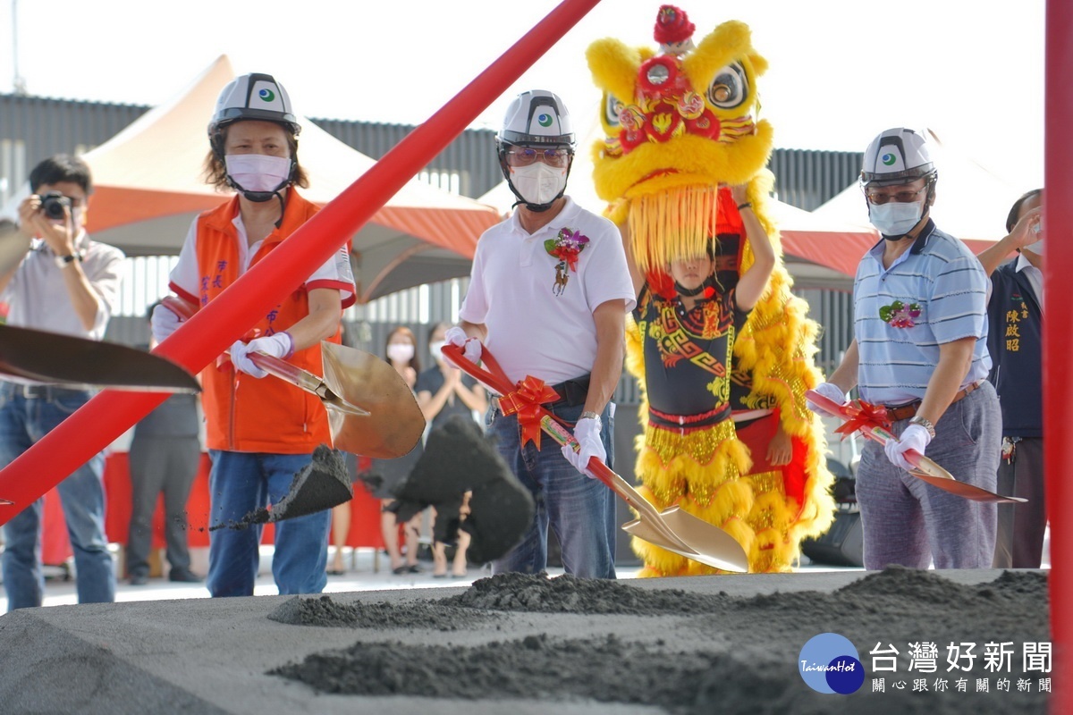 來賓們為微熱新廠動土。（縣府提供）