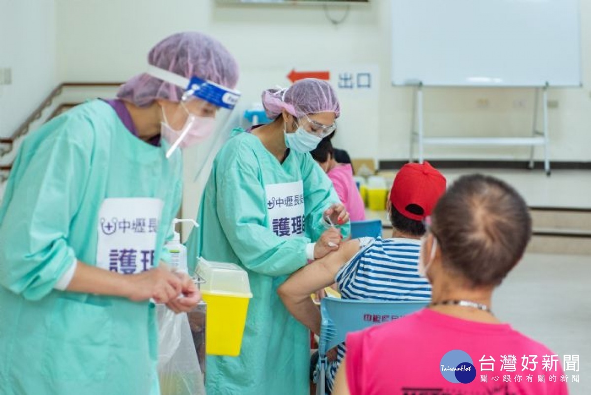 自強市民活動中心接種站由中壢長榮醫院醫療團隊提供施打服務