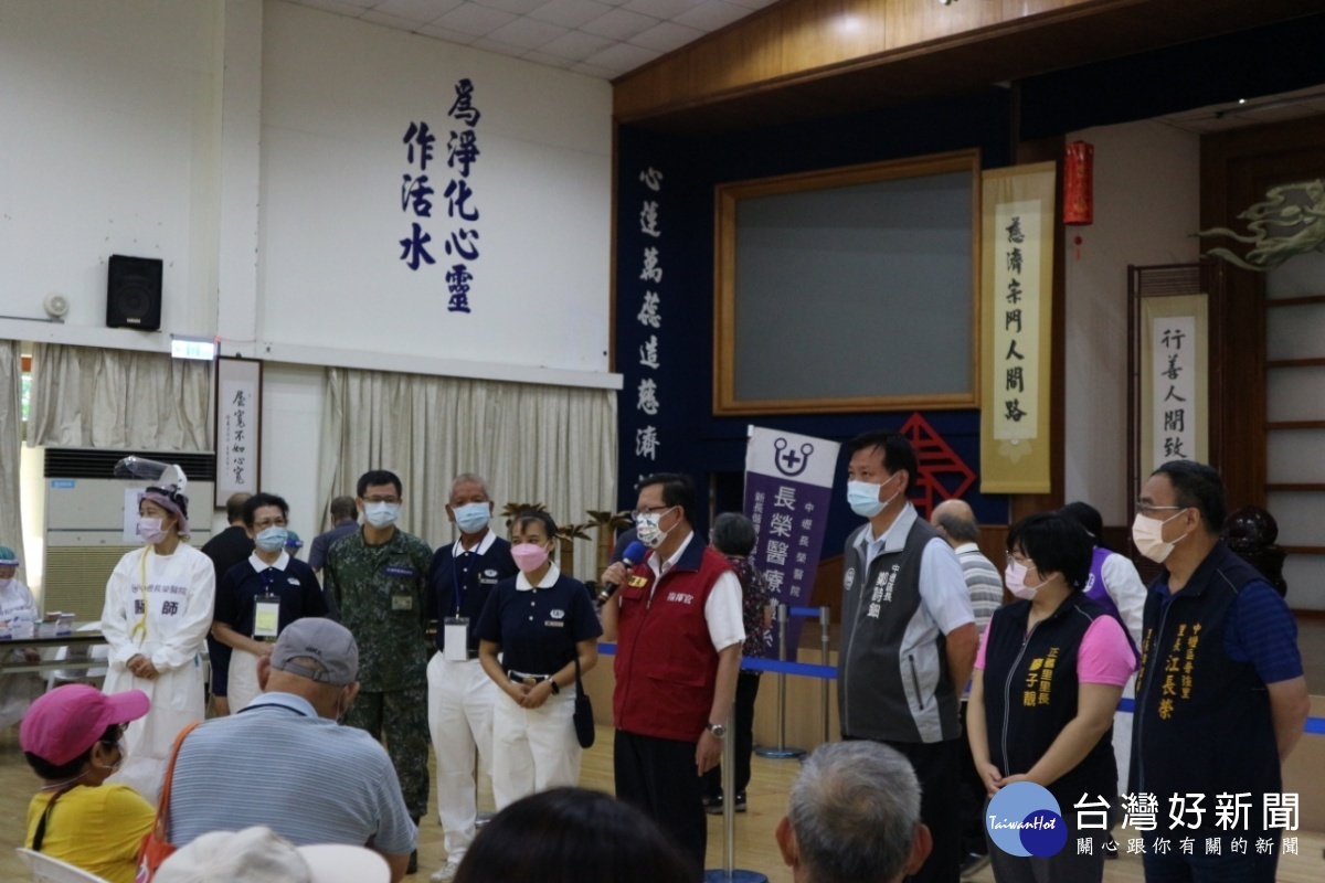 桃園市長關懷疫苗施打 親訪慈濟中壢園區打氣