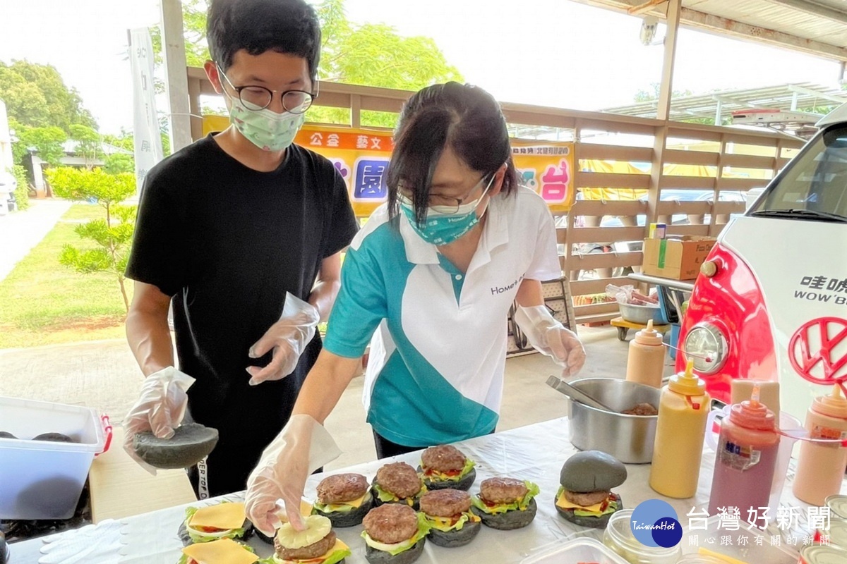 中嘉寬頻-北健總經理徐雪玲現場製作漢堡，希望讓憨兒們品嚐到美味漢堡。