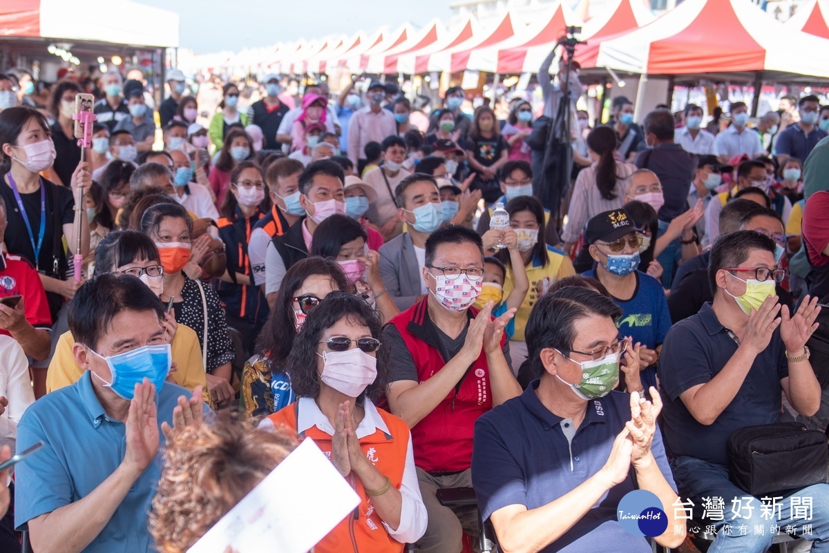 2021中華民國全國商圈國際嘉年華熱鬧登場，吸引眾多民眾全家一起到場參觀購物吃美食。