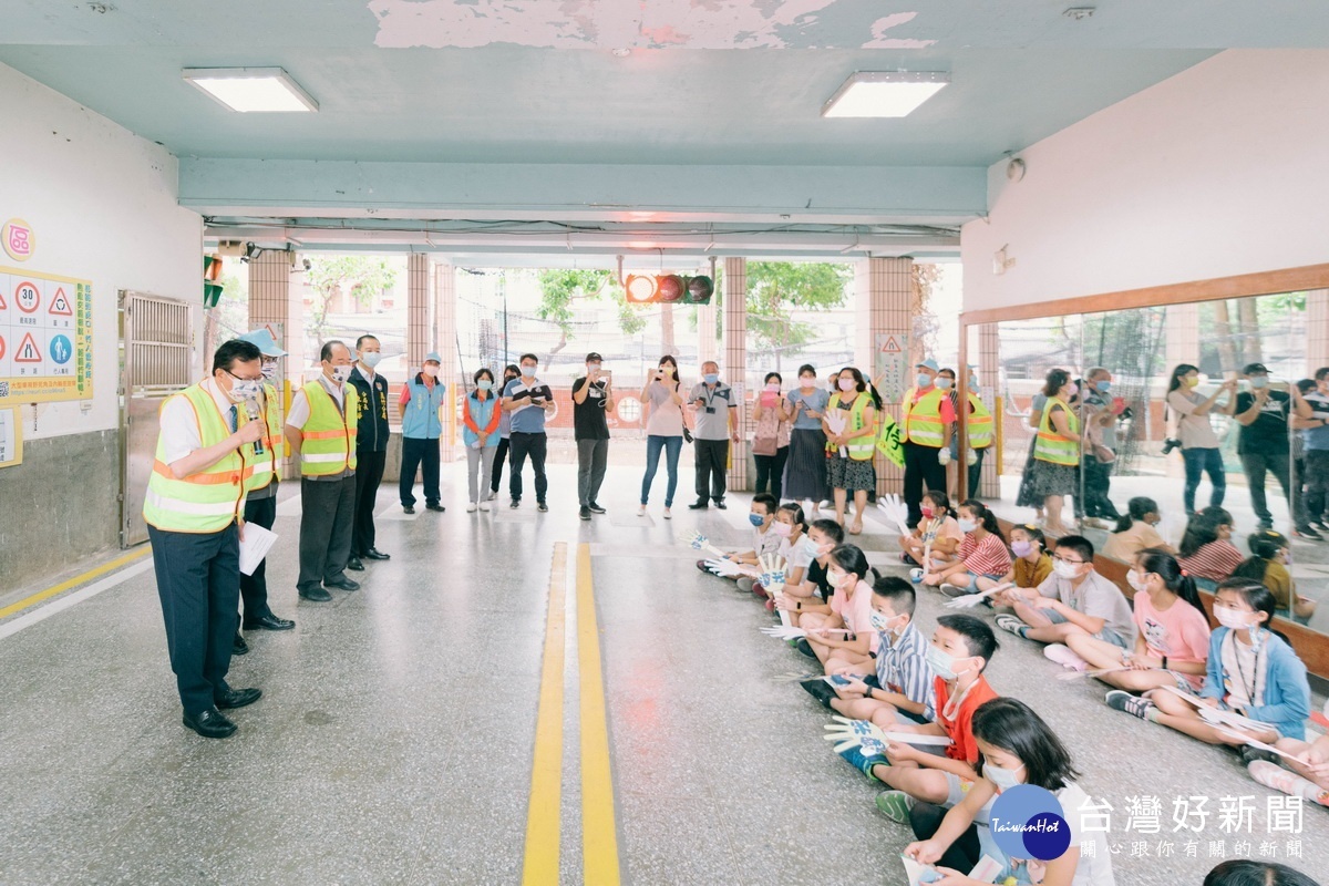 桃園市長鄭文燦在錦興國小擔任一日導護志工，透過錦興交安小學堂以有獎徵答互動方式向小朋友們宣導交通安全觀念。